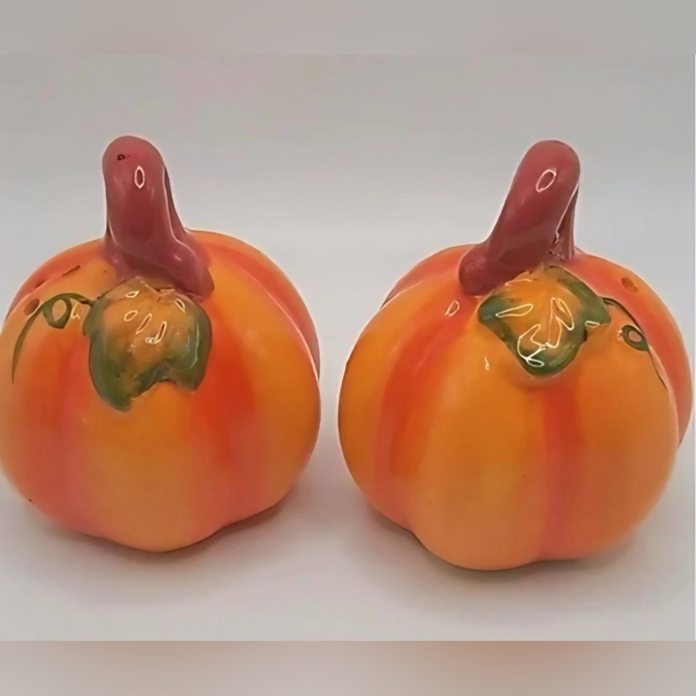 Pumpkin Ceramic Salt & Pepper Shakers Autumn Fall Thanksgiving Decor